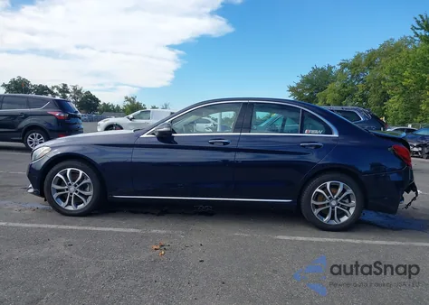 2016 Mercedes-Benz C 300 4Matic z USA, uszkodzony, nr VIN 55SWF4KB3GU116494